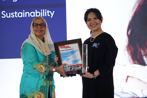 Wulan Koagouw receiving her Science and Sustainability Award at the Study UK Alumni Awards 